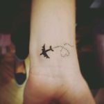 Pra quem tem o mundo na mão, e asas no coração. #traveltattoo #minimalisttattoo #travel #viajem #tattoo2me #tatouage #tonoinsptattoos #tattoodo #tatuaje #tattoobrasil #inspirationtatto #tattooed #tattooart #tattooartist #tattooflash #tattooist #inked #inkedup #tatts #inkedlife #inkedlifestyle #inkaddict #instagood #mestresdatattoo