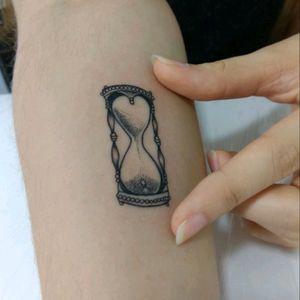 By Mary Ellen - De Ink Tattoo - #br #Ampulheta #timeisprecious #hourglass
