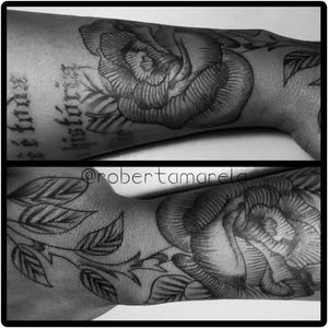 E já que não dói, bora fazer mais uma, e logo na mão, eita cara corajoso, Valew Bahia!!!#flor  #mao #hashuras #tattoo #men #electricink #black #rose #hand #tatuaje #tattoolovers #robertamarela #robertanogueira #yolo #meninaamarela #inspirationtattoo #coisadepele #ink #tattoo2me #especial #eternizar #lettering #mogidascruzes #saopaulo #tattoobrasil