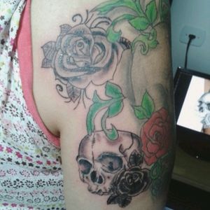 Skull and Roses#TanTattooist #TanSaluceste #Tattoo #Tatuagem #Tattoosp #Tattoodo #Skull #rose #rosetattoo