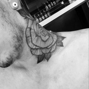 #flower #necktattoo #neck #roses #man #tattoolove #loveit   #tatuadoresbrasileiros #tattoos #tatuadoresbr instagram @fred.pinheiro