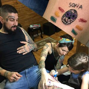 The 6 years old Sofia, tattooing her father Chris Santos