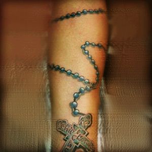 Un rosario que da 2 vueltas en la cruz los nombres de mis hijos.