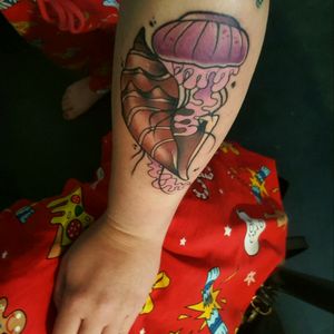 🐚🐙 by Marco Jarry, Cubano Ink, Munich A tiny tiny strombus shell with a super cute mauve stinger jellyfish, which suits me quite well: pretty, pink and horribly painful when handling the wrong way ❤ #jellyfishtattoo #cubanoink #marcojarry #jarrytattooer #cubanoinkmunich #münchen #neotraditional #neotraditionaltattoo #traditional #shelltattoo #mauvestinger #strombus #strombae #seasnail #pinkjellyfish #purplejellyfish #neotraditionaltattoo