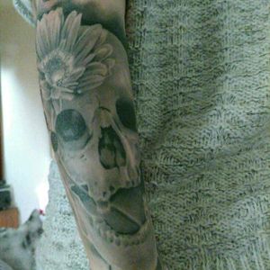 Old one deserved to be posted without filter #skull #flower #floral #realisim #blackandgrey #sleeve #lowerarm #forearm #nofilter #tattoomini #allink #denmark