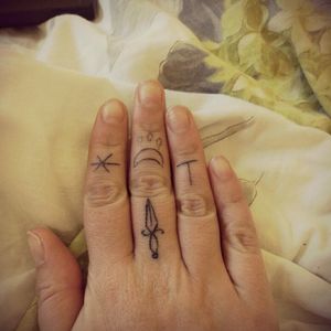 Mini finger tatts fading, but I still love them #fingertattoo #daggertattoo #symbols