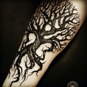 I've looked at many tree tattoos... This one stands out! The detail and flow is incredible 😍 love it!