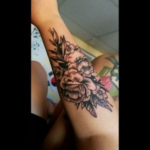 Done by my artist husband, Luke Marrero @ Hudson Tattoo Co. In Guttenberg, NJ! September 11, 2016.#HudsonTattoo #hudsontattooco #flowers  #floraltattoo #linework #shading #blackwork #tattoolove #tattoo #happy #girlswithtattoos #inked #flowerstattoos #iloveflowers
