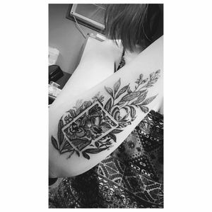 Done by Luke Marrero @ Hudson Tattoo Co.#HudsonTattoo #hudsontattooco #flower #flowertattoo #flowerpower #tattoolife #blacktattoo #inked #girlswithtattoos #girlswithink #ilovemytattoos #tattooed