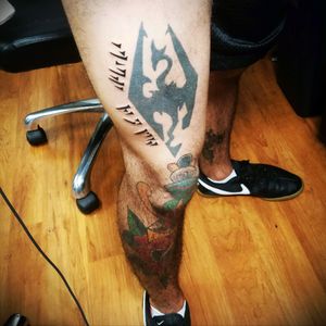 My husband tattooed both these Skyrim tattoos on himself not so long ago! 2016. #LukeMarrero #Skyrim #FusRoDah #tattooartist #dragontongue #skyrimtattoo #selftattoo #thightattoos #hisfavoritegame #gamer #gamertattoo #gamerink #tattoo #linework #blackwork #HudsonTattoo #HudsonTattooCo #newjersey #newjerseytattoos #njtattoartist