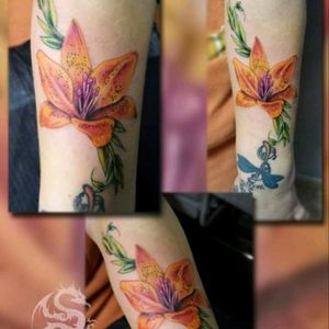 Tatuaje de flor a color estilo realista. #flower #flowerrealist #flor