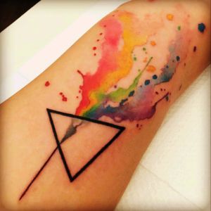 #pinkfloyd #darksideofthemoon #colourtattoo #tattoo #TriangleTattoos #pinkfloydtattoo #dark #art #colors #watercolor #band #inkcolor #triangle I 💙 darksideofthemoon :3