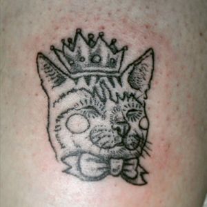 Cat King. The line was made with the machine and the shading with handpoked technique - #cat #crown #gato #handpoke