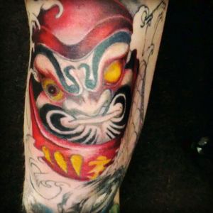 Got to admit I'm a bit of a pussy when it came to my knee. Its been a year since I lined it in bit I finally put some colour in #colourtattoo #kneetattoo #selfinflicted