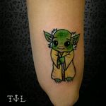 Little cute Yoda by Thais Leite #yoda #starwars #cute #fofinho #comics #nerd #geek #colorido #colorful #TatuadorasDoBrasil #ThaisLeite #filme #movies