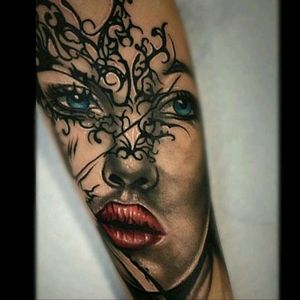 El crema live tattoo One of our favorites #inked #tattooartist #tattooed #sleevetattoo #tattoist #tatuaje #tintayarte #tattoofestival #tattedbabes #blackworker #darkartist #oldschooltattoo