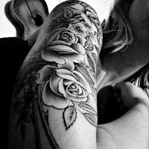 Black and white roses tattoo woman sleeve upper arm #oldschool