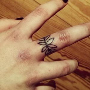 #handtattoo #flower #minimalist #minimalistic #ring #flowerring #fingertattoo #fingertatt #fingertattoos #feelthepain #girl #TattooGirl #tattooedgirl #tattooedwomen
