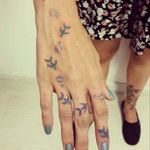 #mermaid #mermaidtattoo #fish #sereismo #tatuagemdelicada #tatuagemfeminina #hand #handtattoo #finger #fingertattoo