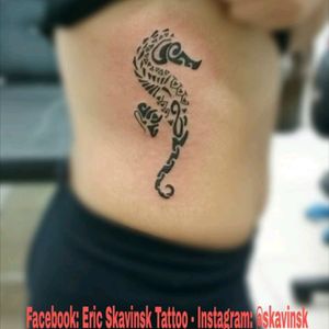 Instagram: @skavinsk #ericskavinsktattoo #seahorse #cavalomarinho #maori #costela #tattoo #namps #blackwork #delicatettoo #tatuagemdelicada #tattoodo #artfusion #girl #tattoosp #worktattoo #tattoodo #tattoodobr #tattooguest #tguest #extremeskincare #tatuagemmultimidia