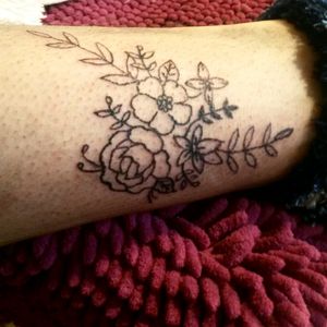 My first autotattoo👯❤ #tete #tattoo #fliwers #vegan #tattoos #apprenticetattoo #unfinished #perdonal #inkedbabes #ink #blackinktattoo
