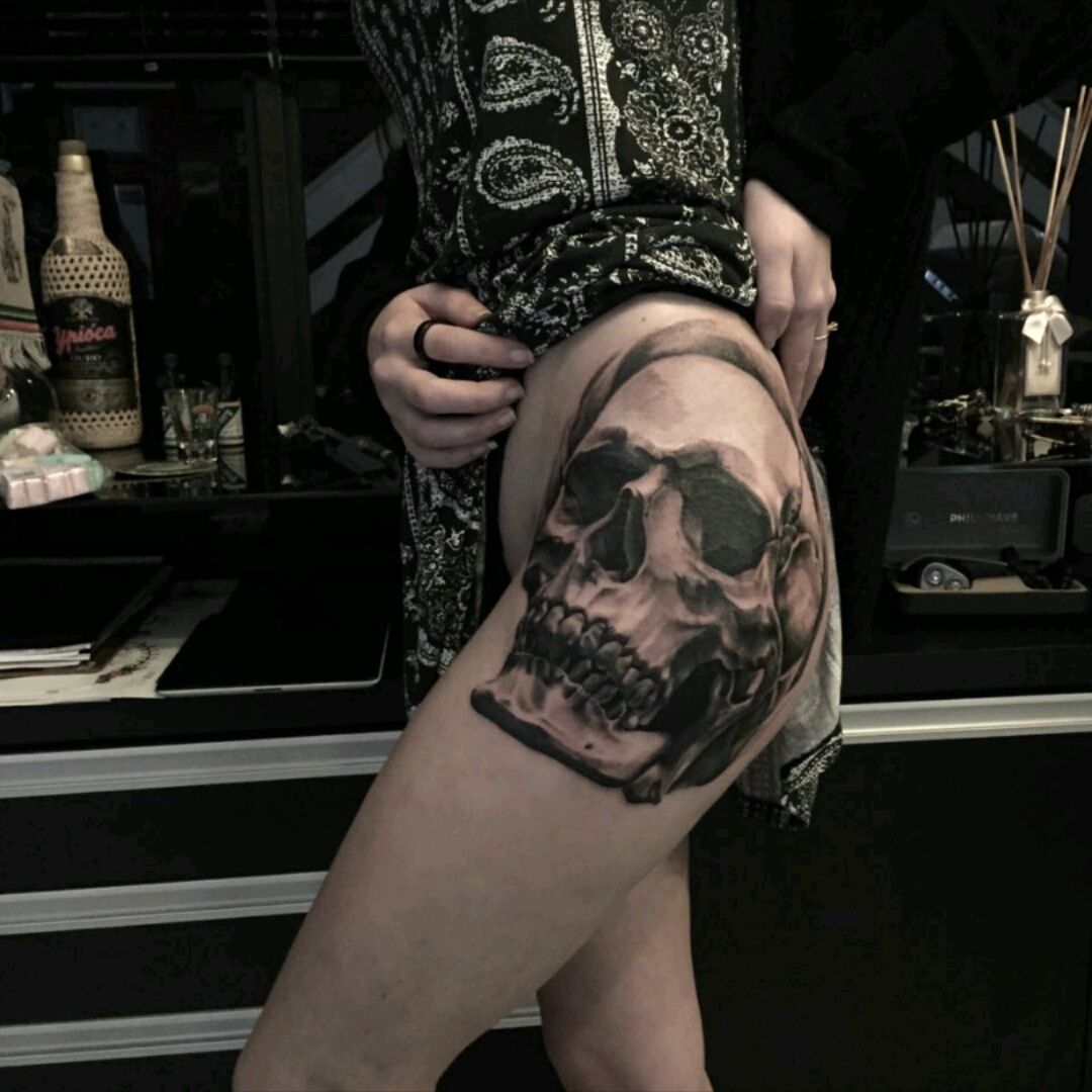 Skull tattoo on knee  Awesome skull tattoo Bonnie Ramone did recently for  a client Looking to book some time with one of our artists Go to  wwwravenwoodcollectivecombooking  By Ravenwood Collective 