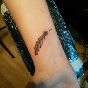 Small feather😉#feather #tattoo #blackandgrey #smalltattoo #kurosumiink #KGINK