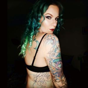 Bella vita #tattooedmodel #inked #inkedgirl #inkedmodel #mermaidhair #mua #lookingformynexttattoo #usinkmodel #bansheemodel