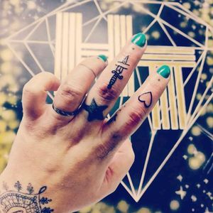 Finger tattoos #fingertattoo #tattoo #finger #tattooapprentice #apprentice #dagger #daggertattoo #heart #hearttattoo