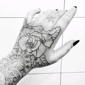 Hand tattoo #flower #flowertattoo #rose #rosetattoo #tattooapprentice #apprentice #hand #handtattoo