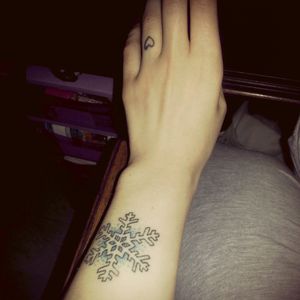 #snowflaketattoo #snowflake #snow #newtattoo #colortattoo #tattooart #tattooaddicted#heart