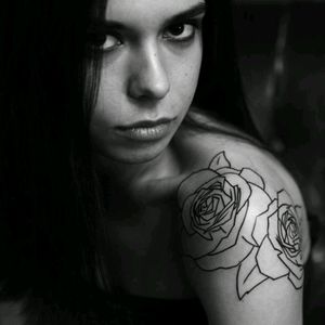 @andre_samarski #tattoo #rosetattoo #graphictattoo #lineworktattoo #blackandgrey #inkedgirl