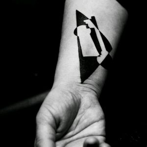 @andre_samarski #tattoo #triangletattoo #keytattoo #blackworktattoo #conceptualtattoo #inkedgirl #inkedup #blackinktattoo