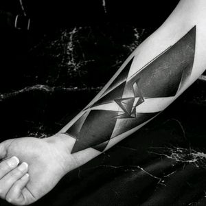 @andre_samarski #tattoo #geometrictattoo #blackworktattoo #graphictattoo #blackinktattoo #origamitattoo #inkedgirl