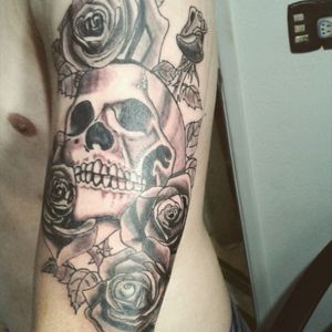 Skull with roses.. #TanTattooist #TanSaluceste #tatuagem #tatuaje #Tattoo #TattooSP #skulltattoo #Skull #Rose #Tattoodo