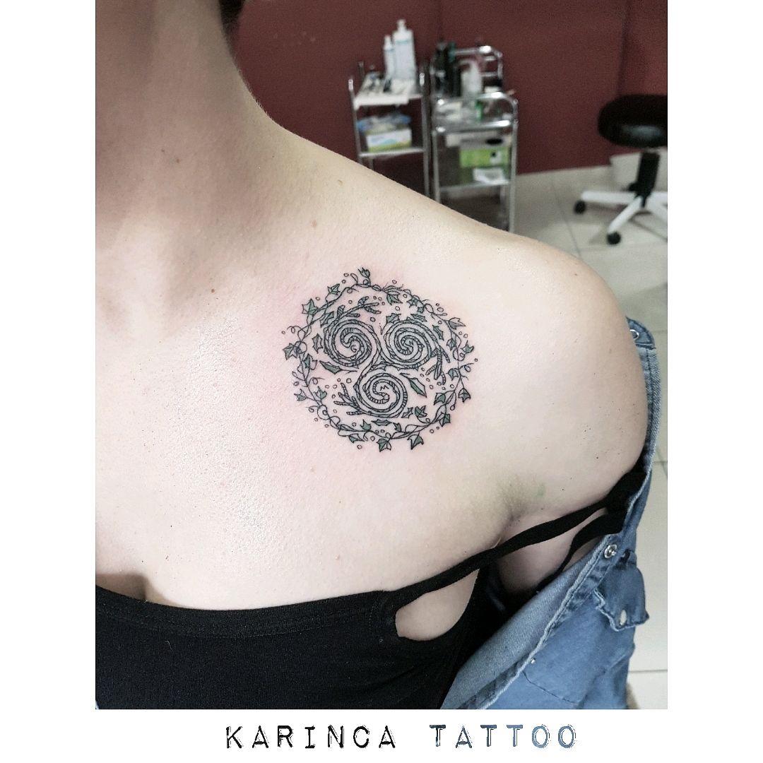 Tattoo uploaded by Bahadır Cem Börekcioğlu • Triskele 🍃 Instagram:  @karincatattoo #triskele #tattoo #triskeletattoo #collarbone  #collarbonetattoo #girltattoo #womantattoo #leaftattoo #nature  #flowertattoo #istanbul #dövme #tattooartist #karincatattoo