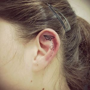 Tatuaje en el pabellón de la oreja. #ear #fly #minitattoo #beauty