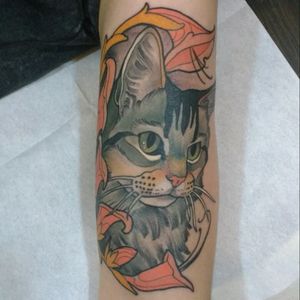 By Juan Solo. Argentina #cat #tattoo #tattoocat #neotrad #neotraditional #neotraditionaltattoo #flowers #tattooartist #juansolo #juansolotattoo #buenosaires #argentina