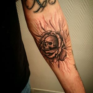Le petit nouveau 😎💀 Merci à @iolanda_leali #tattoo #tatouage #skull #skulltattoo #roses #rosestattoo #rose #french #frenchartist #awesome #tatouages #tattoooftheday #picoftheday #photooftheday