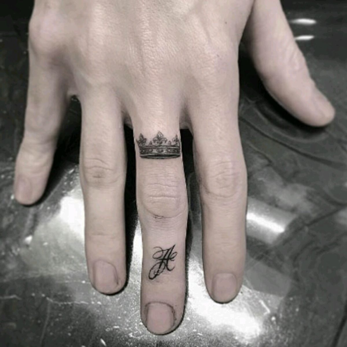 татуировка на пальце в виде короны