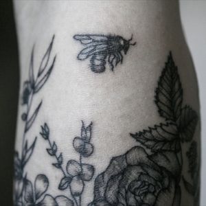 • The little bee detail of the floral arm tattoo 🐝 #blackworkers #linework #tattoo #blackworkerstattoo #tattoos #vegan #vegantattoo #botanic #botanictattoo #floral #veganink #cheyenne #tattrx #equilattera #tattoodo #darkartist #ink #inked #tattooartist #tattoostudio