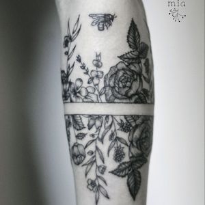 Botanical armband tattoo 1/3🌙 • #tattoo #tattooartist #linework #blackworkersubmission #darkartist #floral #botanic #vegan #vegantattoo #blxckink #skinartmag #tattoopins #tattrx #equilattera #btattooing #darkartist