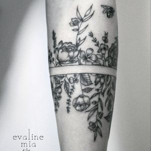 Botanical armband tattoo 2/3 🌙• #tattoo #tattooartist #linework #blackworkersubmission #darkartist #floral #botanic #vegan #vegantattoo #blxckink #skinartmag #tattoopins #tattrx #equilattera #btattooing #darkartist