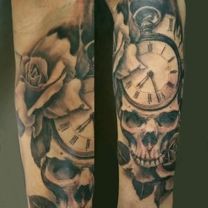 Timeless Classic. 😎 #nofilter #nophotoshop #skull #skulltattoo #roses #realistictattoo #germantattooers #watch #blackandgrey #blackngrey #rose #forearm www.graw.tattoo