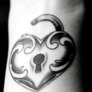 #blackgrey #herz #schlűssel #love #offen #followme #follower #followforfollow #artist #tattooedwoman #tattooedgirl #tattoo #tattoos #f