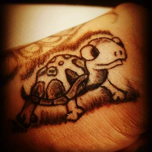 #schildkröte #hand #blackgrey #tattoo #tattooedgirl #tattooartist #tattooedwoman #tattoo #tattoos #tattooedmann #followme #follower #follow #cheyene #black #blackgrey