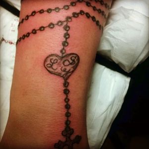#rosenkranz #arm #perlen #tattoo #tattoos #solingen #tattooedwoman #tattooedgirl #tattooartist #simone hertel #followme #follower #follow #followforfollow #blackgrey