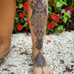 Amazing detailed tattoo by Rodrigo Tanigutti #mandala #geometria #geometry #pontilhismo #dotwork #unalome #RodrigoTanigutti #tatuadoresdobrasil