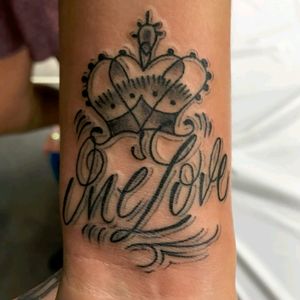 @AlanTattooPanama Tattoo: One Love Con Corona y filigrana