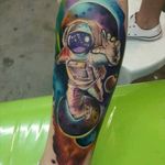 Free Hand Tattoo made by Vinni Mattos #astronauta #astronaut #freehand #colorida #colorful #universo #universe #tatuadoresdobrasil #VinniMattos